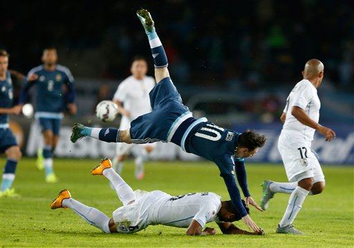 Messi luôn bị chơi thô bạo từ phía cầu thủ Uruguay