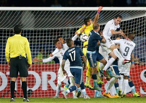 Argentina gần như cầm chắc tấm vé vào tứ kết