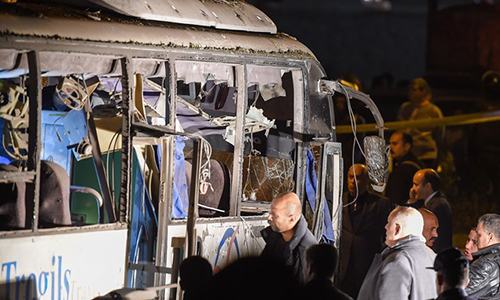 Hiện trường vụ đánh bom vào xe chở du khách Việt Nam tại phố Mariyutiya ở quận Al-Haram, Giza, Ai Cập. Ảnh: AFP.