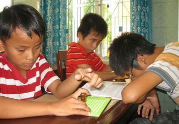 Ai làm sách cho học sinh khiếm thị?