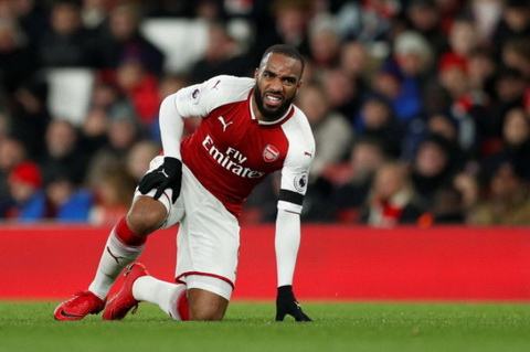 Alexandre Lacazette sẽ vắng mặt trong trận đấu với Man Utd