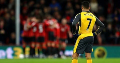 Alexis Sanchez không thèm nói chuyện với đồng đội tại Arsenal