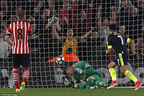 Alexis Sanchez lập kỷ lục khủng sau chiến thắng Southampton