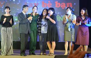 Ấm áp Vòng tay bè bạn