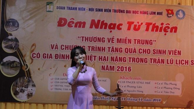 Ấm tình đêm nhạc “Thương về miền Trung” của sinh viên Huế