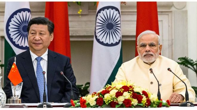 Chủ tịch Tập Cận Bình và Thủ tướng Narendra Modi trong một cuộc gặp ở New Delhi /// BLOOMBERG