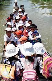 An Giang, Đồng Tháp: Tạo mọi điều kiện tốt nhất để HS vùng lũ đến trường