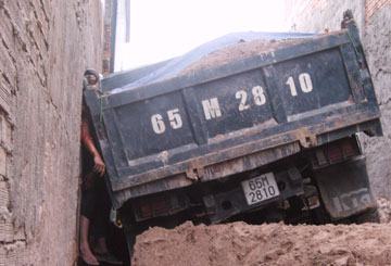 An Giang: Xe tải đổ nghiêng ép chết phụ xe