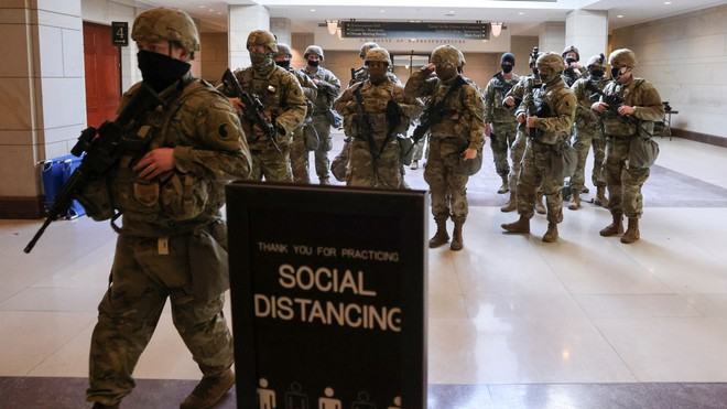 Vệ binh Quốc gia bên trong tòa nhà quốc hội /// Reuters