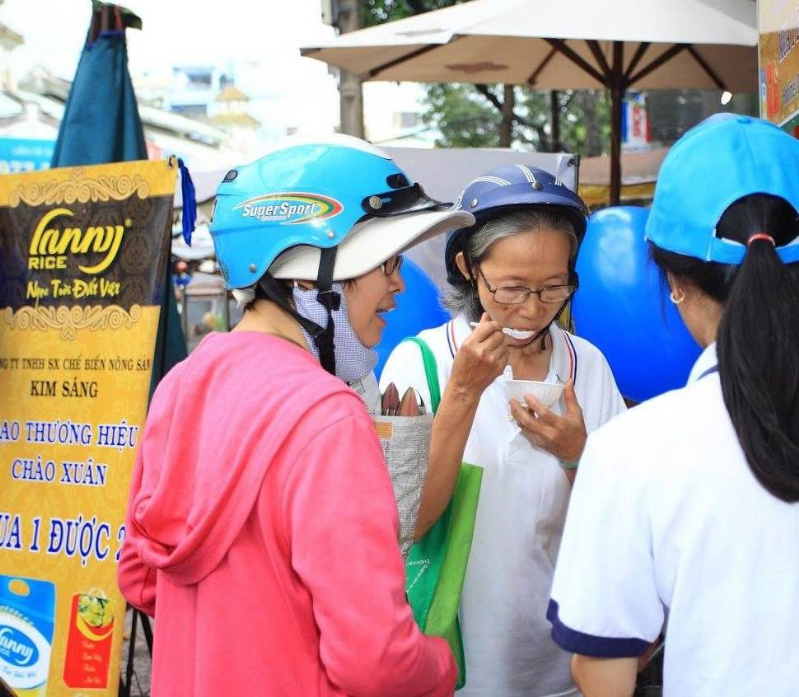 Khách hàng TP.HCM ăn thử cơm nấu từ gạo "Ngọc trời đất Việt" trước khi chọn mua - Ảnh: TR.Mạnh