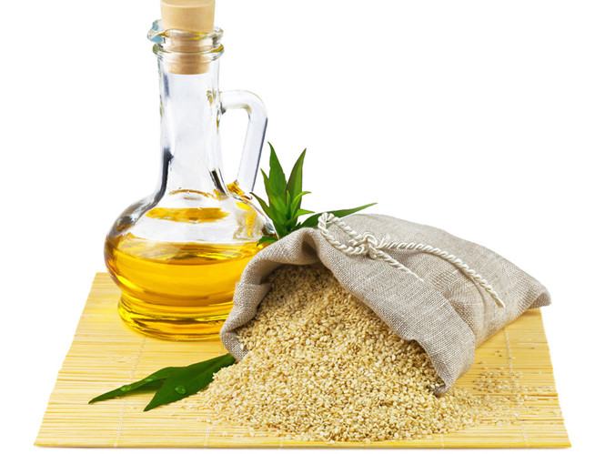 Hạt mè và dầu mè /// Ảnh: Shutterstock