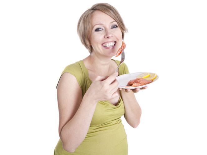 Mẹ ăn cá, con giảm tiểu đường