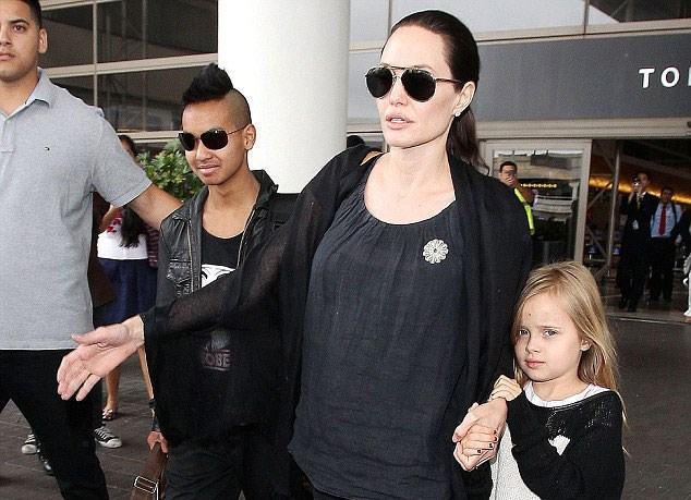 Angelina Jolie và con phải điều trị tâm lý sau vụ ly hôn