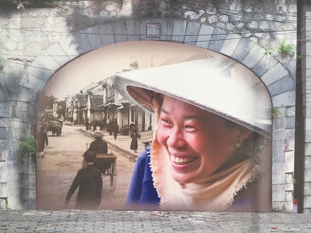 Phố đi bộ Phùng Hưng: tác phẩm thì không nên có xé, xóa, xoạc! - Ảnh 12. Phố đi bộ Phùng Hưng: tác phẩm thì không nên có xé, xóa, xoạc! - Ảnh 12.