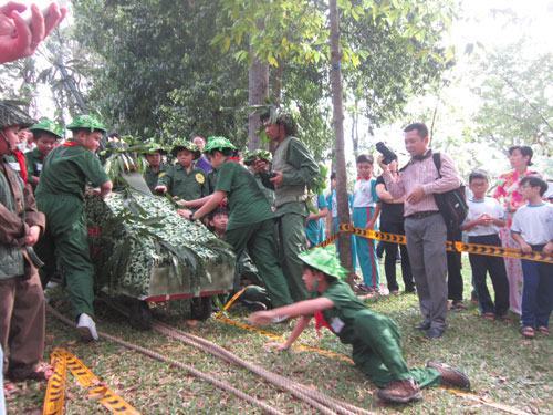 Chuyện “Nguyễn Huệ và Quang Trung là anh em”: Người lớn đã trầm trọng hóa vấn đề?