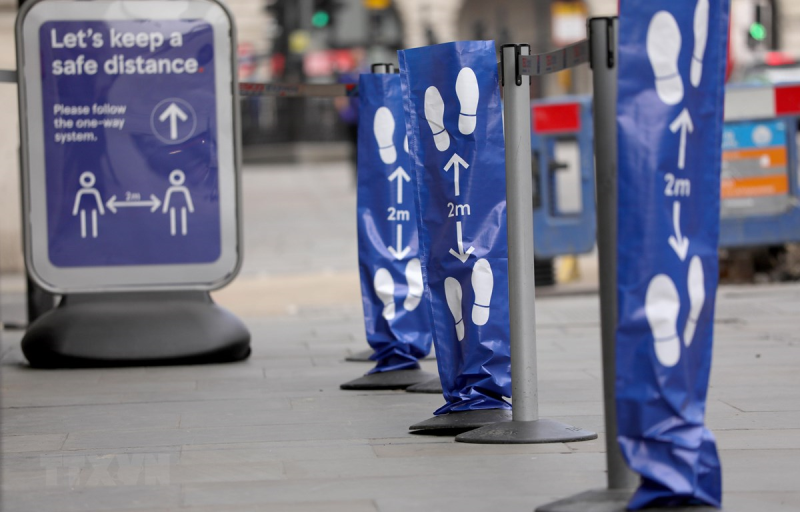 Biển ghi giãn cách xã hội để phòng lây nhiễm COVID-19 tại London, Anh, ngày 8/4/2020. (Nguồn: AFP/TTXVN)