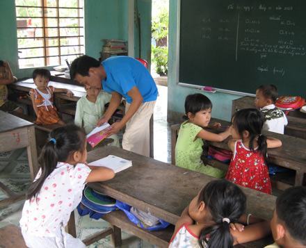 Anh nông dân chống nạng lên bục giảng