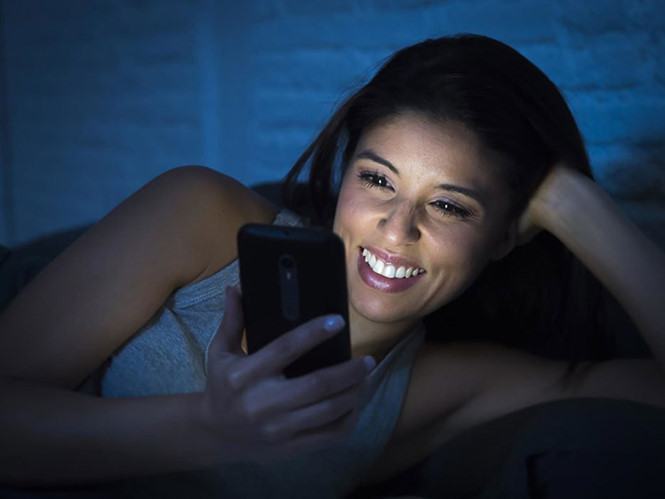 Ánh sáng màn hình ảnh hưởng đến đồng hồ sinh học