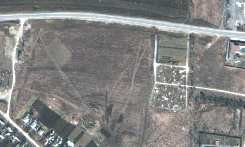 Ảnh vệ tinh hé lộ hố chôn tập thể ở Mariupol