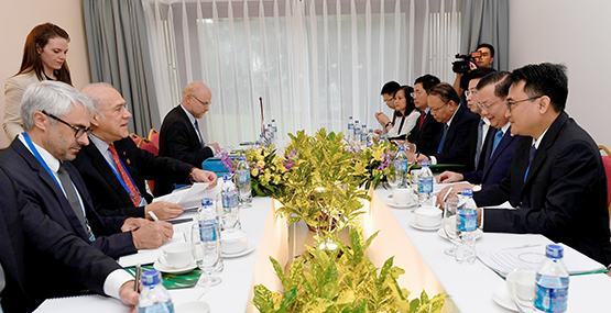 FMM-APEC 2017: Bộ trưởng Tài chính Đinh Tiến Dũng tiếp Tổng Thư ký OECD