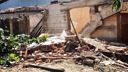 Tường sập đè chết một công nhân