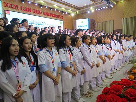 Trường Đại học Nam Cần Thơ trao Áo blouse trắng cùng  lời tuyên thệ của người thầy thuốc