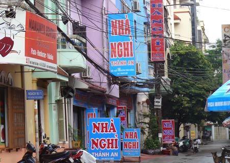 Áo trắng… “nhuốm màu” đời