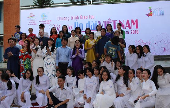 Giao lưu “Tôi yêu áo dài Việt Nam”