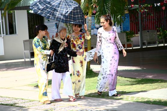 Mặc áo dài đến công sở trong tháng 3-2016