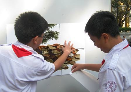 Áp lực giữ quỹ lớp: Chưa học bơi đã phải… xuống nước