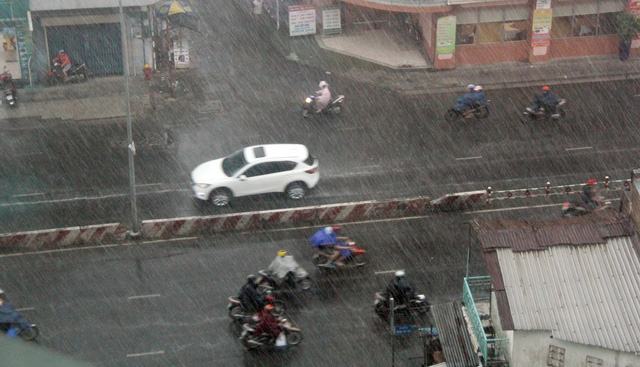 Áp thấp gây mưa, dông dồn dập ba miền - Ảnh 1. Áp thấp gây mưa, dông dồn dập ba miền - Ảnh 1.