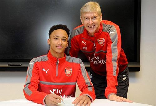 arsenal-ky-hop-dong-thi-dau-voi-cong-nhan-vua-that-nghiep