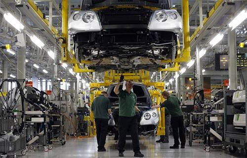 arsenal-ky-hop-dong-thi-dau-voi-cong-nhan-vua-that-nghiep-1