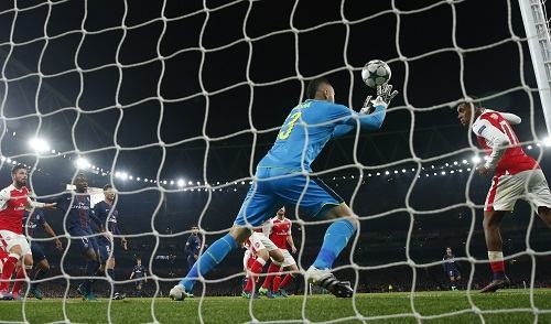 Arsenal lỡ cơ hội chiếm đỉnh bảng vì bàn phản lưới