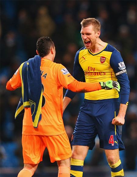 Arsenal thổi bay Man City ngay tại Etihad