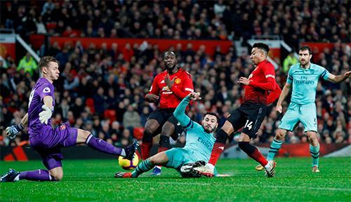 Arsenal tiếp Man Utd ở vòng bốn Cup FA