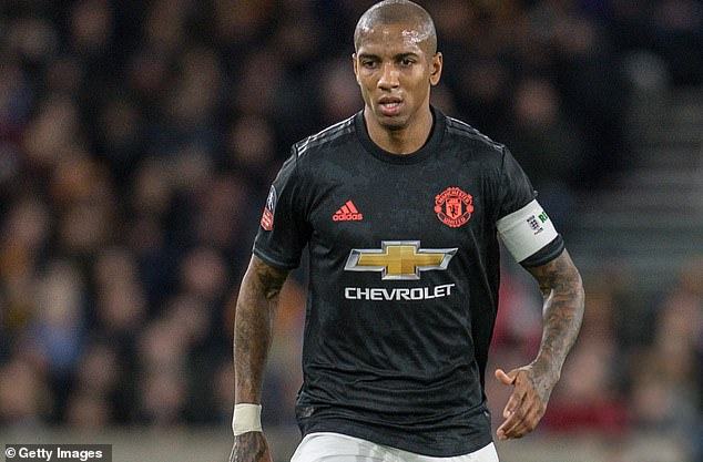 Ashley Young đạt thỏa thuận chia tay Man Utd