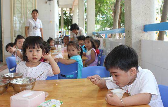 Phòng tránh ngộ độc thực phẩm cho học sinh: Khuyến khích trường tổ chức bếp ăn