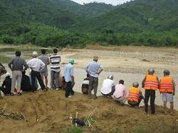 Những người tìm kiếm thi thể em Đinh Văn Chí bất lực nhìn dòng sông Vàng nước lũ lên nhanh và đục ngầu