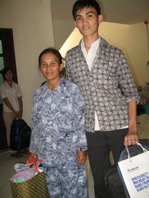 Bà ngoại phụ hồ nuôi cháu thi đại học