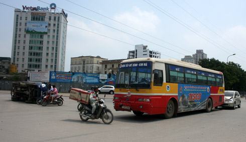 Ba ôtô đâm liên hoàn giữa ngã tư