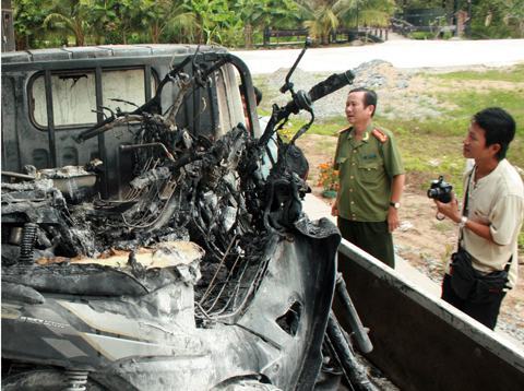 Ba xe máy bị tạm giữ bốc cháy trên xe đặc chủng của CSGT