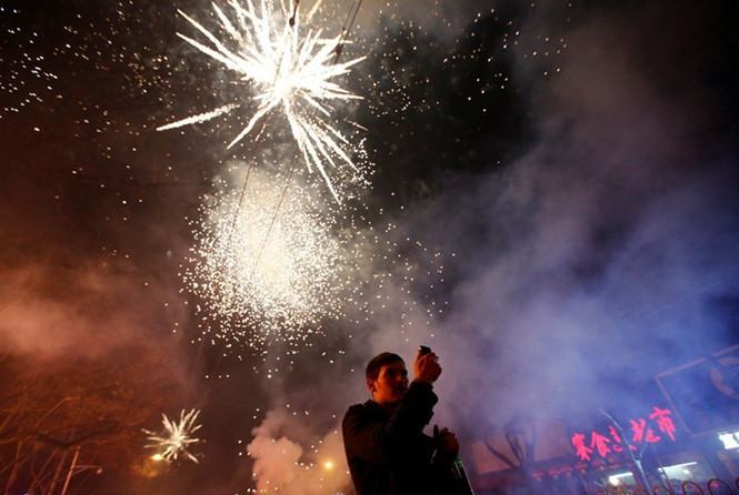 Người dân Trung Quốc quan niệm đốt pháo để xua đuổi tà ma /// Reuters