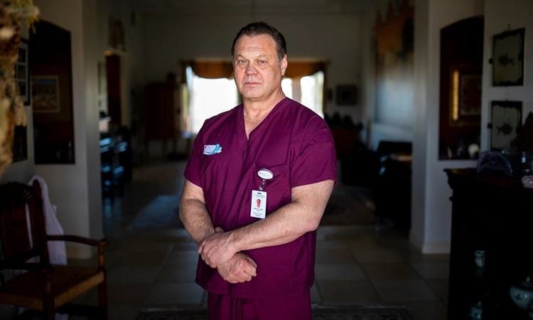 Bác sĩ Mỹ đấu tranh để được đeo khẩu trang