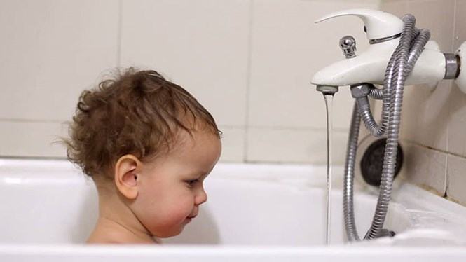 Bác sĩ ơi: Trời lạnh, tắm cho trẻ như thế nào để không bệnh?