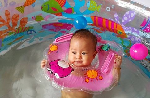 Bác sĩ ơi: Trời lạnh, tắm cho trẻ như thế nào để không bệnh? - ảnh 2