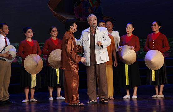 Thắp hương tưởng niệm tại Bến Nhà Rồng