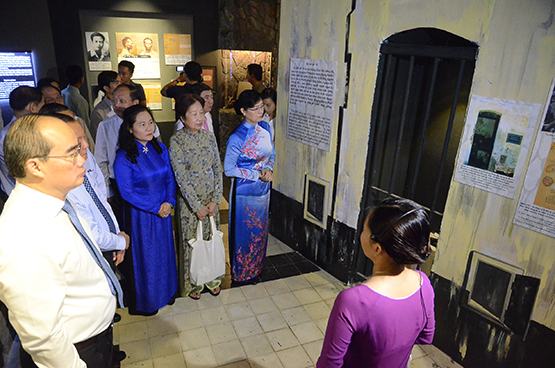 Dâng hương tưởng niệm Chủ tịch Tôn Đức Thắng