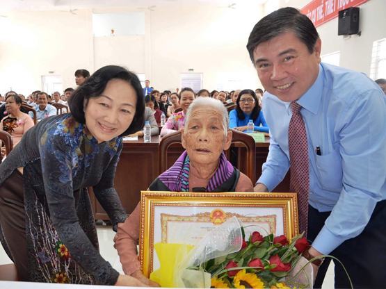 Tặng và truy tặng danh hiệu BMVNAH cho 211 mẹ