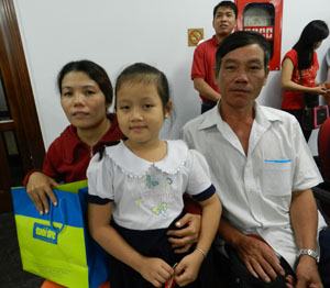 Bán báo dạo nuôi con đến trường